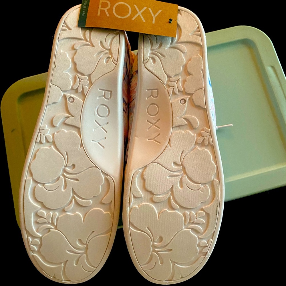 Never wore women Roxy casual sneaker